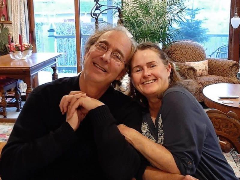 2023年12月，林恩(左)和肯特·怀尔斯在邻居家. (图片由Deborah McCracken提供)
